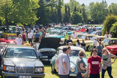 Bei bestem Wetter waren Hunderte Besucher zum inzwischen 19. Oldtimertreffen in den Marienberger Ortsteil Lauta gekommen.
