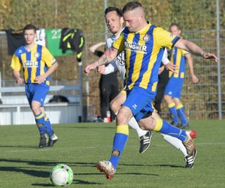 Der Zschopauer Willy Geisler (r.) ist hier zwar vor dem OFC-Kapitän Michael Jokesch am Ball und setzte im Mittelfeld oft Akzente, im Endergebnis hatten aber die Oelsnitzer die Nase mit 3:0 vorn.