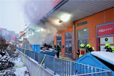 Brand in einem Bauschuttcontainer am Vita-Center am Mittwochnachmittag. 