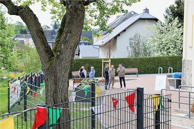 Auch die Außenanlagen - hier ein Teil davon - sind fertig. Vier Hochbeete mit Pflanzen vom Tafel-Verein werden durch den Kleingärtnerverband und den Kinderschutzbund gepflegt. 