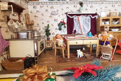 Bei historischen Puppenstuben ist nur Anschauen erlaubt.