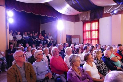 Während des Klein-Tiroler Theater-Herbstes verwandelt sich die Dittmannsdorfer Turnhalle in ein Theater. Das war am Sonntag bei der ersten von sieben Aufführungen prall gefüllt.