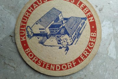 Der erste Bierdeckel von Gerd Fahsel kommt aus dem Kulturhaus in Borstendorf.
