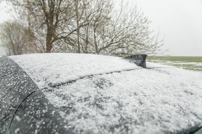 Schon am Mittwochnachmittag gab es Graupelschauer im Erzgebirge - wie hier nahe Gablenz und Affalter.