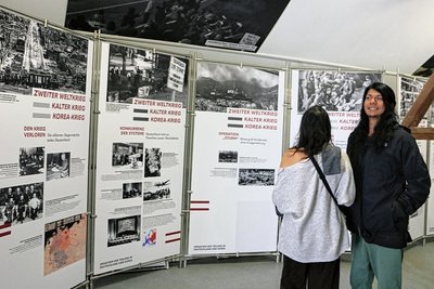 Junge Besucher in der aktuellen Ausstellung über die Teilung von Deutschland und Korea.