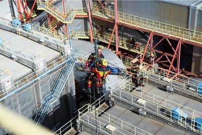 Höhenretter der Feuerwehr kommen zum Einsatz, wenn Feuerwehrleute mit herkömmlichen Mitteln bei Rettungen oder Arbeiten in Höhe oder Tiefe - hier beim Training - an Grenzen kommen. Foto: Paul Reuter