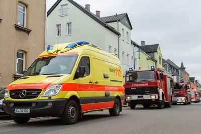 Eine Seniorin musste am Samstagmittag aus ihrer Wohnung an der August-Bebel-Straße gerettet werden.