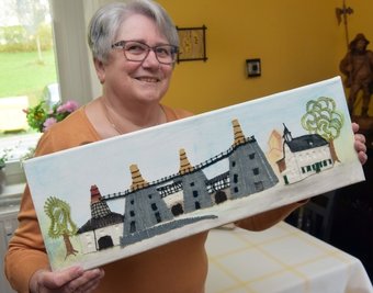 Angelika Baldauf hat das Motiv, das sich in einem Keilrahmen befindet, geklöppelt.
