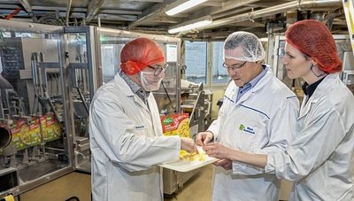 Werkleiter Heiko Röder (Mitte) erklärt OB Jens Scharff (links) im Beisein von Unilever-Pressesprecherin Caroline Weber die Produkt-Zusammensetzung.