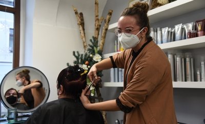 Melanie Seckel vom City-Friseurstudio ist überrascht, welch weite Anfahrten Kunden derzeit in Kauf nehmen. 