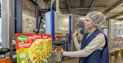 Celina Martin ist Fachkraft für Lebensmitteltechnik und bedient im Auerbacher Werk von Unilever die Abpack-Linie für Nudelprodukte wie Spaghetteria, Pastaria und Co. 