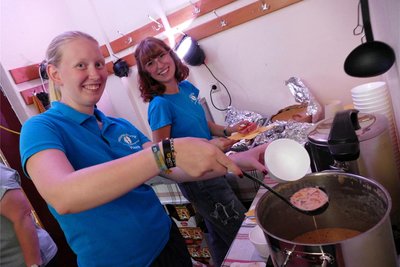 Von der Bühne direkt in die Küche: In der ersten Pause der Komödie halfen die kurz zuvor noch als Darstellerinnen aktiven Hanna Ulbricht (links) und Elly Merbeth beim Catering.