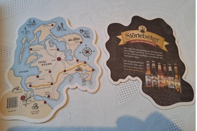 Nicht alle Bierdeckel müssen rund oder eckig sein, wie diese vom Störtebeker-Bier beweisen.