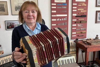 Ulrike Müller mit einer sechseckigen Konzertina. Diese Form favorisieren bei dem Musikinstrument Briten und Amerikaner.