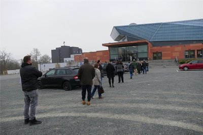 Fremd-Impfen in Oberfranken: Weil in Sachsen die Kapazitäten nicht ausreichen, fahren die Menschen nach Thüringen und Bayern - hier Wartende vor der Freiheitshalle in Hof. Binnen 30 Minuten bekam man dort die Impfung. 