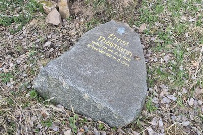 In der Badstraße gefunden: Gedenkstein für den von den Nazis ermordeten Ernst Thälmann.