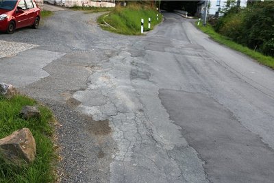 Die Ortsdurchfahrt ist der reinste Flickenteppich. Bislang gab es immer nur Notreparaturen.