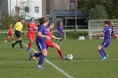 Die Zwickauerin Lucy Tyka treibt den Ball nach vorn.