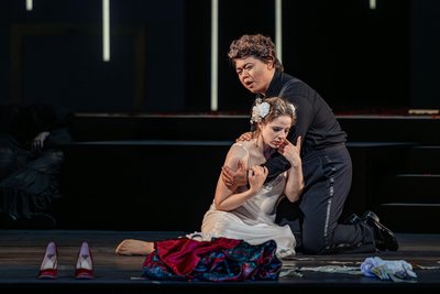Athanasia Zöhrer als Violetta Valéry und Seungwoo Simon Yang als Alfredo in der Verdi-Oper „La Traviata“. Das Stück feierte am Samstag an der Oper Chemnitz Premiere.