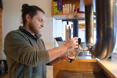 Robin Reinsch an der Schankanlage der Traditionsgaststätte Bergschänke.