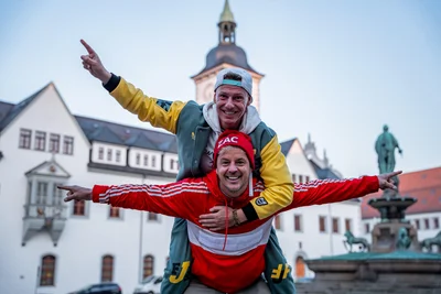 Knappe (o.) und Timo Feiert (u.) bei der Huckepack-Aktion in Freiberg.