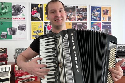 Musiklehrer Richard Wunderlich vermittelt aktuell 25 Schülern im Alter von 5 bis 75 Jahren die Kunst des Akkordeonspielens.