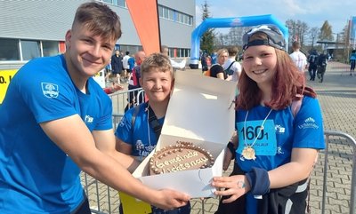 Freude über die Torte: Eric Fischer, Nick Petrowitz und Lara-Lynn Ladewig von der Oberschule Lichtenau werden sich das Geschenk für den vorletzten Platz mit ihren Klassenkameraden teilen. 