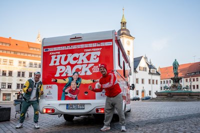 Timo Feiert (li.) und Knappe (re.) auf dem Freiberger Obermarkt.