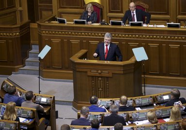 Petro Poroschenko (M), Präsident der Ukraine, spricht während einer Parlamentssitzung. Angesichts des Konflikts mit Russland im Asowschen Meer hat Poroschenko das Kriegsrecht verhängt.