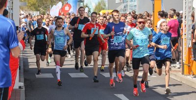 Start frei zum 30. Mittelsächsischen Landkreislauf auf dem Firmengelände der Mineralquellen in Lichtenau: Die späteren Sieger, das Team "Die Betonwaden", reihten sich bei bestem Laufwetter mit Startläufer Christian Böttger (Nummer 21) schon vorn ein. 
