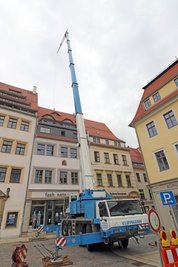 Ein 100-Tonnen-Kran sorgt aktuell auf dem Obermarkt Freiberg für Verkehrsbehinderungen. 