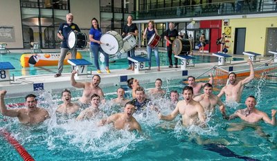 Es ist vollbracht: Sonntagmittag feierten die Plauener Bundesliga-Wasserballer im heimischen Stadtbad den jetzt sicheren Klassenerhalt. Nachdem im Samstagabendspiel zumindest zwischenzeitlich etwas gezittert werden musste, spielte der SVV am Sonntag besonders gegen Ende groß auf.