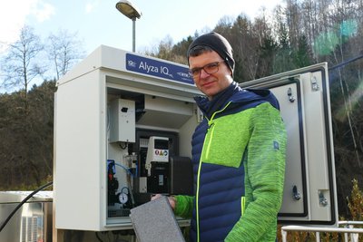Lars Brünnel vor der Anlage, mit der künftig der Phosphatgehalt des gereinigten Abwassers im Zschopauer Klärwerk gemessen wird.