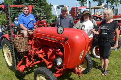 Wilfried Ehrlers Traktor war auf dem Rützengrüner Sportplatz beim "Traktoren- und Oldtimertreffen" ein Hingucker.