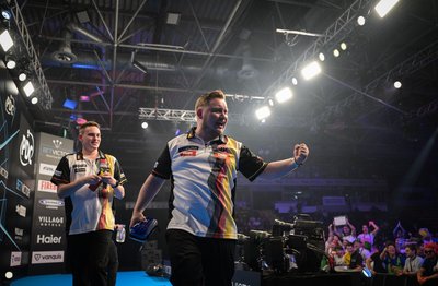 Martin Schindler (r) und Ricardo Pietreczko vom Team Deutschland bei der Darts Team-WM in Frankfurt.