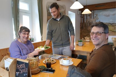 Robin Reinsch bedient Gäste, im Bild ein Ehepaar aus Thüringen.