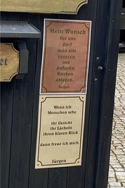 Maske ablegen - für Besucher auf dem Dreiseithof der Firma Huss in Neudorf. 