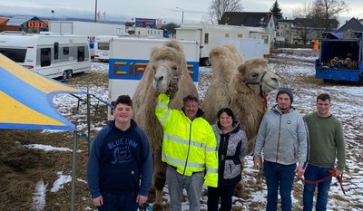Die Wagenburg am Obi prägt seit Wochen das Stadtbild mit. Sissy und Karl-Heinz Köllner mit den Söhnen Jason, Sandro und Robert (von links). 