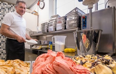 Im sogenannten Eislabor kreiert Torsten Philipp die verschiedenen Sorten. 50 Rezepte stehen zur Verfügung. 