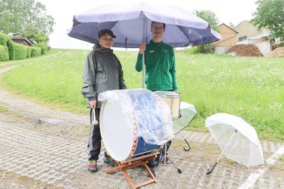 Henry Marx aus Jahnsbach und Fabian Noske aus Thum ließen es sich trotz durchwachsenen Wetters nicht nehmen, mit Trommeln des Jugendblasorchesters die Starter zu motivieren.