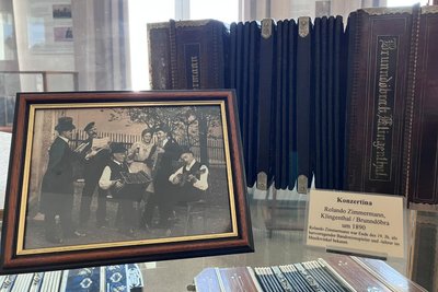 Eine in Zwota gefertigte Konzertina ist das älteste Instrument, das in der Ausstellung gezeigt wird.