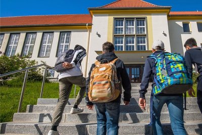 Schule auf: Nach Wochen im Homeschooling ging es für viele Kinder und Jugendliche am Montag zurück ins Klassenzimmer. Im Bild zu sehen sind Schüler auf dem Weg in die Oberschule Aue-Zelle. 