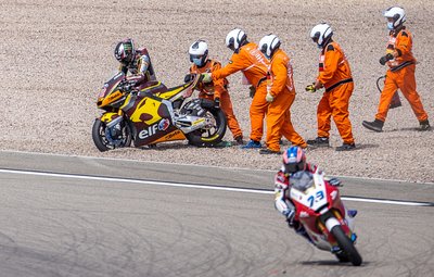 Der Fahrer Joe Roberts (USA, Italtrans Racing Team) wird nach seinem Sturz im Qualifikationsrennen wieder auf der Strecke geschoben.