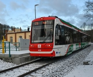 Ein Zug der City-Bahn am Haltepunkt Einsiedel, Brauerei. 