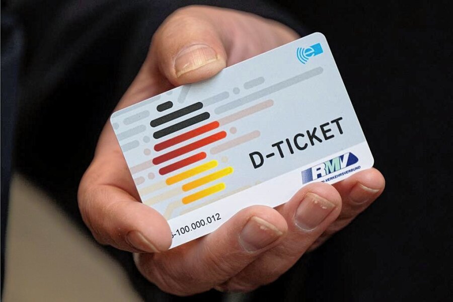 49-Euro-Ticket auf Chipkarte: Im Bus ab Freiberg funktioniert das nicht - Ein Deutschlandticket im Chipkartenformat gibt es zwar nicht beim Verkehrsverbund Mittelsachsen. Aber bei den hier ansässigen Verkehrsbetrieben sollten es Fahrgäste nutzen können. Nun hapert es in Bussen offenbar an der Technik. 
