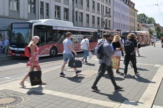 49-Euro-Ticket beschert Verkehrsunternehmen im Landkreis Zwickau mehr Fahrgäste – und Verluste - Die Busse und Bahnen der SVZ befördern immer mehr Fahrgäste, wie nicht nur am Neumarkt zu beobachten ist. Dennoch sinken die Einnahmen.