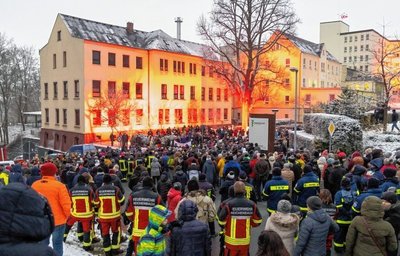Dicht gefüllt war der Platz vor dem rot angestrahlten Krankenhaus bei der Mahnwache. 