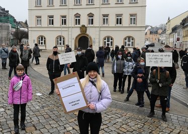 Auf dem Marktpatz der Bergstadt Schneeberg haben Schüler und Eltern am Samstag auf ihre Situation aufmerksam gemacht, vorn Mitte die Zehntklässlerin Fabienne Heymann.