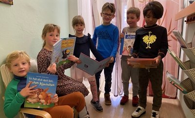 Im kleinen Lesezimmer finden vor allem die Mädchen und Jungen der große Gruppe ihr passendes Kinderbuch. 
