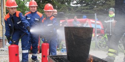 Emilio Böttcher (v. l.), Chris Kiesling und Robin Morgenstern sind längst Mitglied in der Geringswalder Jugendfeuerwehr. Hier üben sie an der Brandsimulationsanlage das Löschen von Flammen. 